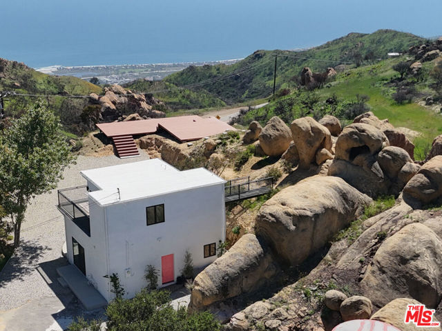 24641 Piuma Road, Malibu CA: https://media.crmls.org/mediaz/05e61b23-a381-4639-a2db-c83a8276d43a.jpg