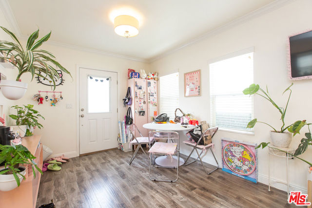 4504 Maplewood Avenue, Los Angeles CA: https://media.crmls.org/mediaz/05e6290a-d385-497e-b1ec-3bda9cc8bcc9.jpg