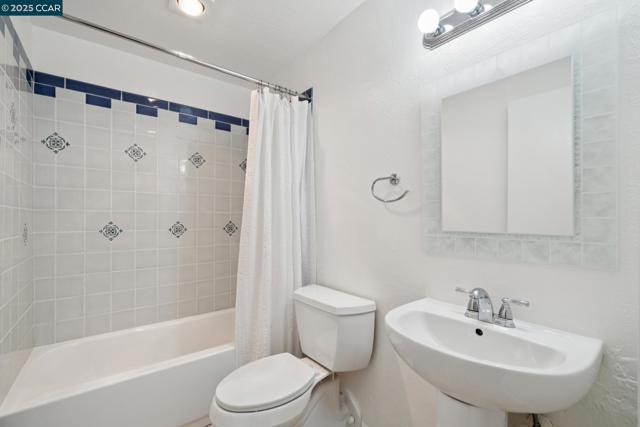 150 Pearl St, Oakland CA: https://media.crmls.org/mediaz/05e7f429-a546-487b-9ae3-88f090a61692.jpg