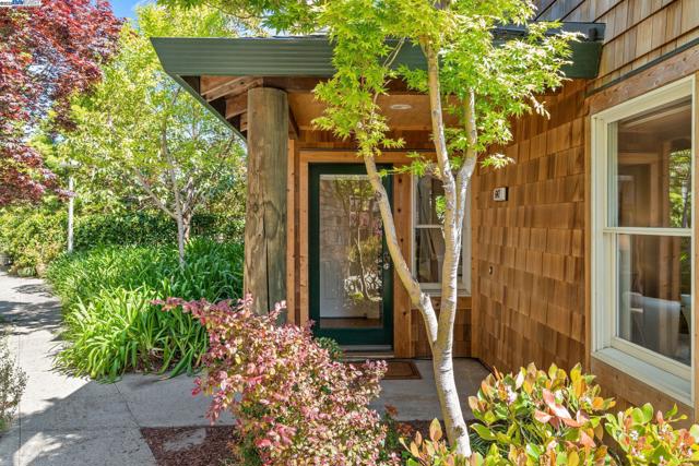 642 Centre Ct, Alameda CA: https://media.crmls.org/mediaz/05e818d9-910c-4051-8642-7e0740d75df3.jpg