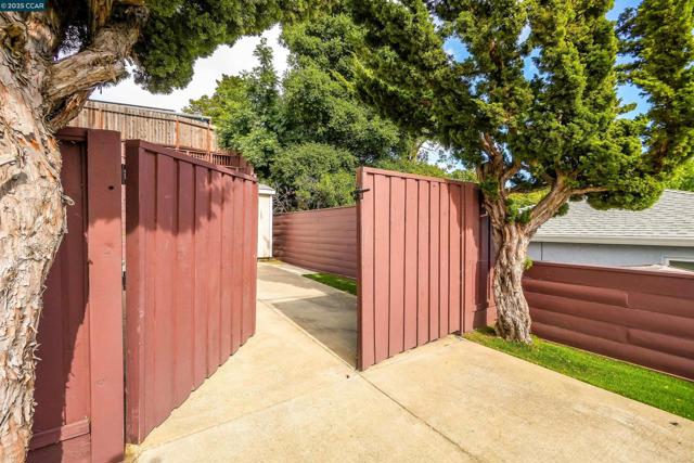 2951 Estates Ave, Pinole CA: https://media.crmls.org/mediaz/05e9eabd-98d8-4deb-b5f1-641358fe1762.jpg
