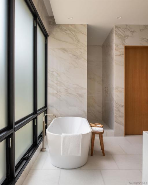 722 Amphitheatre Dr, Del Mar CA: https://media.crmls.org/mediaz/05ea244e-55be-43ea-9bb0-72ba1a33fdea.jpg