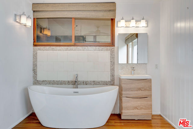 26636 Latigo Shore Drive, Malibu CA: https://media.crmls.org/mediaz/05eaca81-1e11-4093-b589-207dba423d6f.jpg