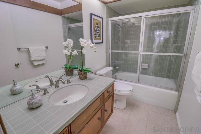 4402 Collwood Ln, San Diego CA: https://media.crmls.org/mediaz/05eadde0-7101-4caf-a806-794381ac3bb8.jpg