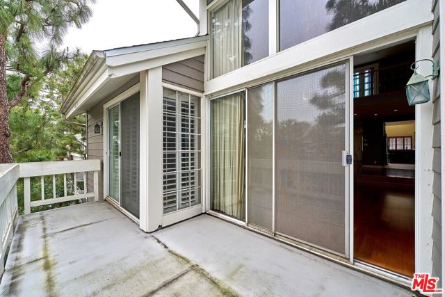 13078 Mindanao Way, Marina del Rey CA: https://media.crmls.org/mediaz/05eaec60-0297-4b6f-9242-1ea5efe57b7c.jpg