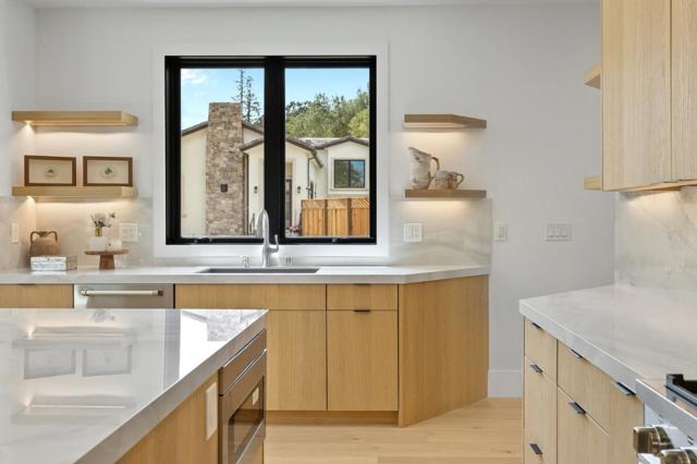 18061 Saratoga Los Gatos Road, Monte Sereno CA: https://media.crmls.org/mediaz/05eb2fcf-ca05-4c43-b58f-cba2732c5452.jpg