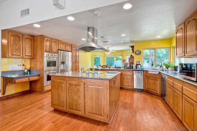 2183 Lundy Lake Dr, Escondido CA: https://media.crmls.org/mediaz/05eb32d6-c54e-4719-824f-82dce267f881.jpg
