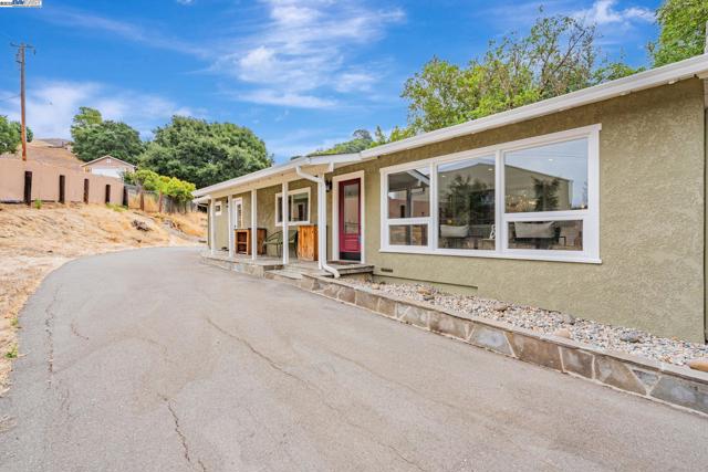 6703 Crow Canyon Rd, Castro Valley CA: https://media.crmls.org/mediaz/05eb3c36-d041-4afb-9445-5b1f855786a9.jpg