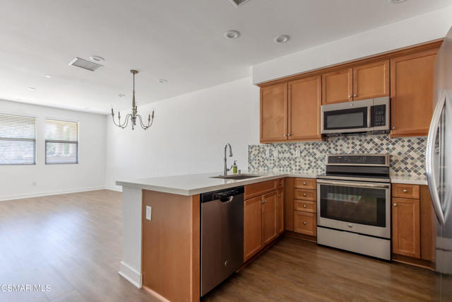 89 Jensen Court, Thousand Oaks CA: https://media.crmls.org/mediaz/05eb8ad5-85ca-472c-acff-5f0fed30f145.jpg
