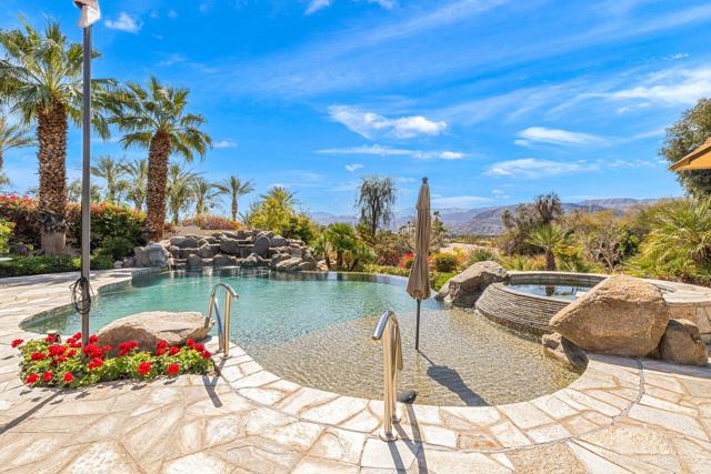 4 Terra Vista Court, Rancho Mirage CA: https://media.crmls.org/mediaz/05ecf517-e1cc-45bc-96a6-99829d307f1c.jpg