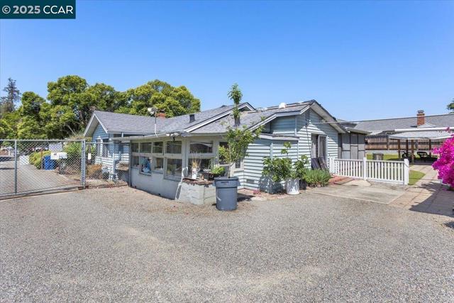 19358 Lake Chabot Rd, Castro Valley CA: https://media.crmls.org/mediaz/05ed456f-d547-435e-a472-1e0a696e8f7e.jpg