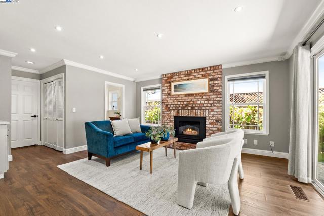 3746 La Costa Ave, Castro Valley CA: https://media.crmls.org/mediaz/05ed4d81-6f50-449b-a223-7e94bf5413c2.jpg
