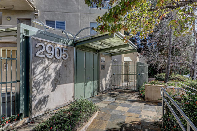 Detail Gallery Image 3 of 48 For 2905 Montrose Ave #610,  La Crescenta,  CA 91214 - 3 Beds | 3 Baths