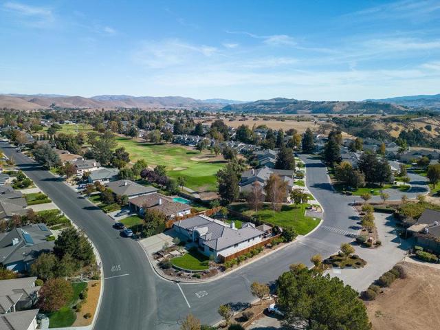640 S Ridgemark Drive, Hollister CA: https://media.crmls.org/mediaz/05ef2987-e27c-4a8c-bfbb-bf02be5c470b.jpg