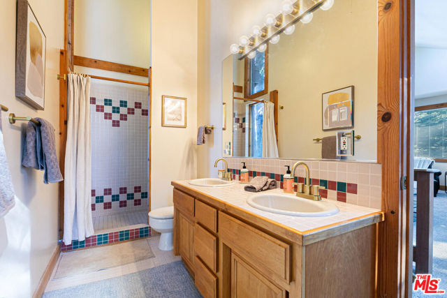 11504 Skislope Way, Truckee CA: https://media.crmls.org/mediaz/05efdb2e-81e3-45c9-968a-3a1925423cfd.jpg