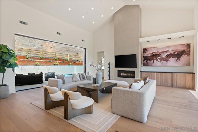 5758 Las Palomas, Rancho Santa Fe CA: https://media.crmls.org/mediaz/05f1c74b-5e62-4a08-b1bf-0f3ee3d3505a.jpg