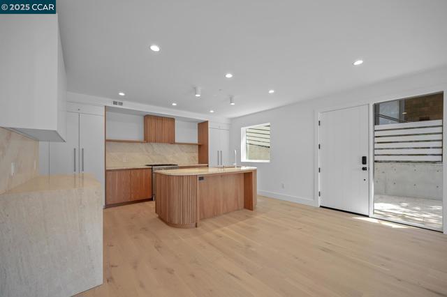 3742 Mt. Diablo Blvd #1B, Lafayette CA: https://media.crmls.org/mediaz/05f201c6-0385-420e-9dd2-a1066d92e917.jpg