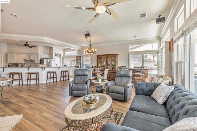 4174 Beacon Pl, Discovery Bay CA: https://media.crmls.org/mediaz/05f2ba21-a599-4ee5-bd62-e653feb964f9.jpg