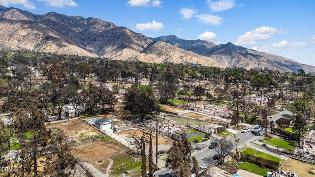 369 E Altadena Dr, Altadena CA: https://media.crmls.org/mediaz/05f2beb5-8b10-4e52-8ed3-eea2ef0208bd.jpg