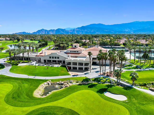 450 Desert Falls N Drive, Palm Desert CA: https://media.crmls.org/mediaz/05f5254f-9fa6-4e7d-83fc-d192a178ce4b.jpg