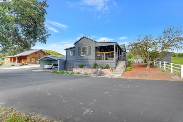 5135 Andrade Rd, Sunol CA: https://media.crmls.org/mediaz/05f5591a-bb9d-4292-badd-43ff0fda9322.jpg