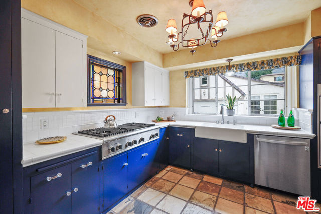 2005 Chilton Drive, Glendale CA: https://media.crmls.org/mediaz/05f5d5d2-627f-4ca9-8540-e74dcfa50309.jpg