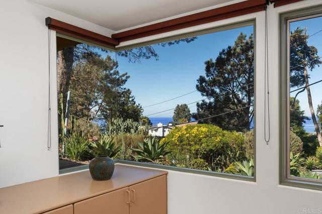 Detail Gallery Image 13 of 60 For 1859 Zapo St, Del Mar,  CA 92014 - 5 Beds | 4/1 Baths