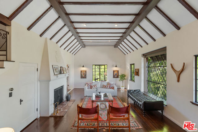 3827 Carnavon Way, Los Angeles CA: https://media.crmls.org/mediaz/05f5f96c-e56f-4a9a-a232-c68b3076fc20.jpg