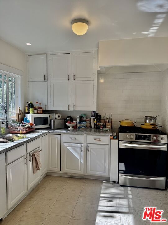 2136 Lemoyne Street, Los Angeles CA: https://media.crmls.org/mediaz/05f65055-c837-4213-be62-8bf416e7fa1e.jpg