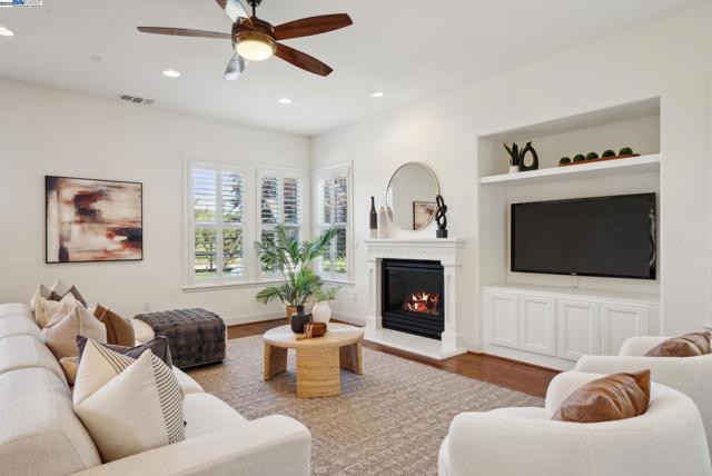 2307 Vineyard Heights Ln, Pleasanton CA: https://media.crmls.org/mediaz/05f75604-84fb-4a71-979f-bd325a8cb723.jpg