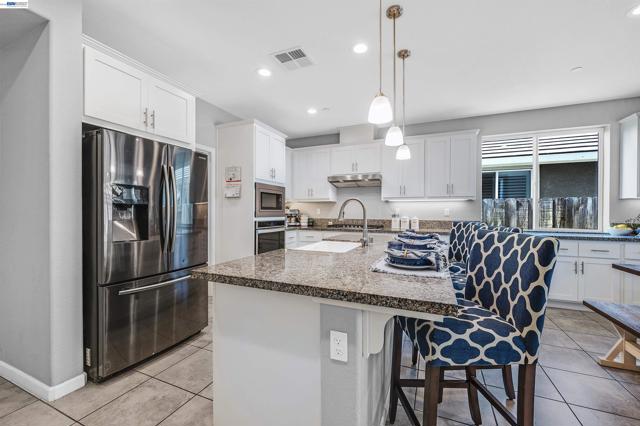 1589 Friendly St, Manteca CA: https://media.crmls.org/mediaz/05f79c9d-b7b5-4223-9b29-5aac1100e784.jpg