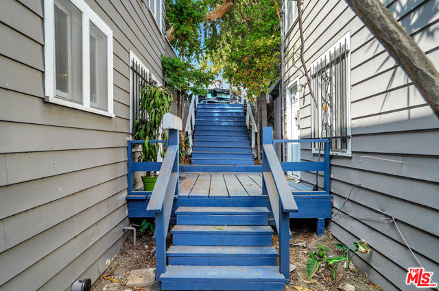 1118 Sanborn Avenue photo 2