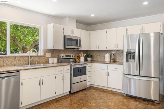 160 Manzanita Pl, Hercules CA: https://media.crmls.org/mediaz/05f931a8-cf8a-4780-8dd2-cf19a1d3e80f.jpg