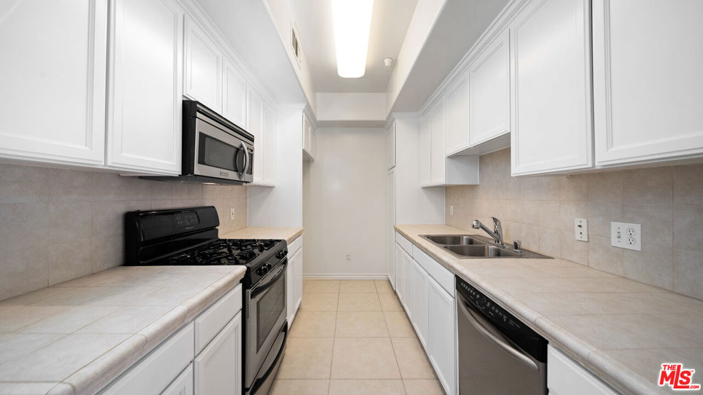 3328 OAKHURST Avenue #205