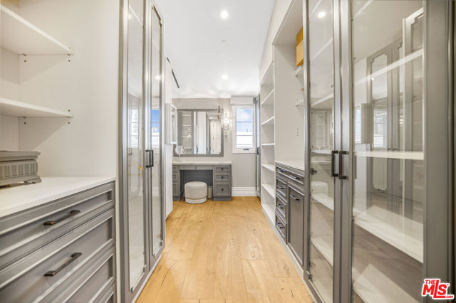 439 S Spalding Dr, Beverly Hills CA: https://media.crmls.org/mediaz/05f99a33-dd5f-42e8-9b28-0451697c1abe.jpg