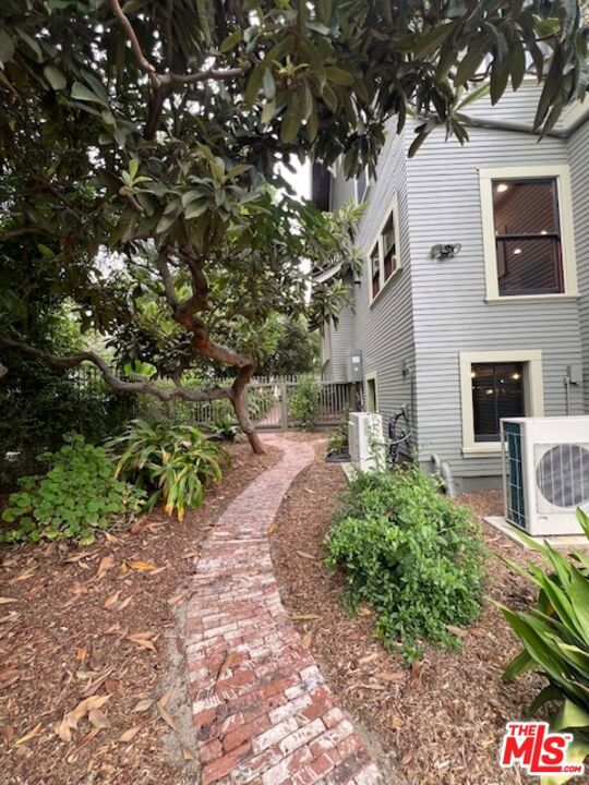 1340 Carroll Avenue, Los Angeles CA: https://media.crmls.org/mediaz/05fa3e55-0c4b-4815-b3f0-3a3a36017a94.jpg