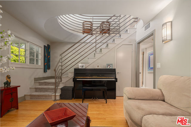 13477 Contour Drive, Sherman Oaks CA: https://media.crmls.org/mediaz/05fb9ced-d01a-4f11-a776-2369e2c8e119.jpg