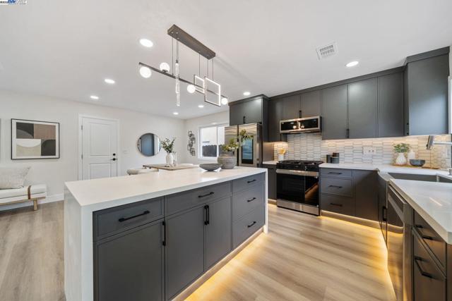 31314 San Andreas Dr, Union City CA: https://media.crmls.org/mediaz/05fc3bf8-0ac9-4c45-8246-46b3883680df.jpg