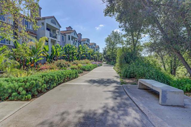 946 Camino De La Reina, San Diego CA: https://media.crmls.org/mediaz/05fd6881-10eb-4e1d-aa26-a1598981ec51.jpg