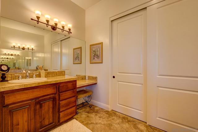 16677 Falcon Heights Rd, Ramona CA: https://media.crmls.org/mediaz/05fda8cd-8150-47e0-a673-00c7fca151ed.jpg