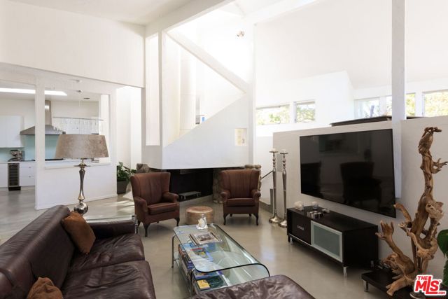 14622 Valley Vista Boulevard, Sherman Oaks CA: https://media.crmls.org/mediaz/05fe7f6d-7ba8-4c92-af41-703ca449f18b.jpg