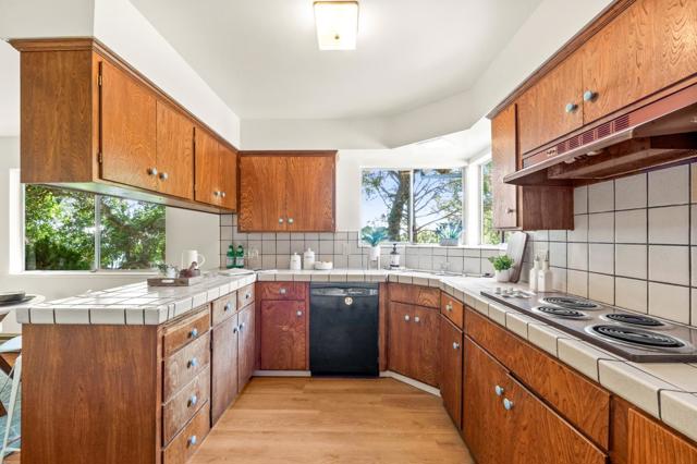 26025 Highland Way, Los Gatos CA: https://media.crmls.org/mediaz/05ff44c6-63c4-47fa-9524-eee436522215.jpg