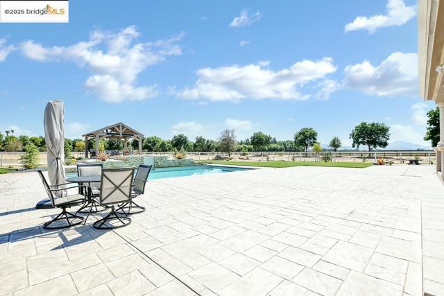 430 Ellisa Ln, Brentwood CA: https://media.crmls.org/mediaz/05ff4b12-c02c-4435-a1cd-4ae160e92e4b.jpg
