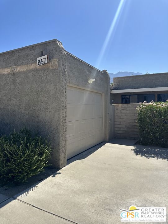867 N Calle De Pinos, Palm Springs CA: https://media.crmls.org/mediaz/05ff5513-5140-4021-9af2-313eff7a251f.jpg