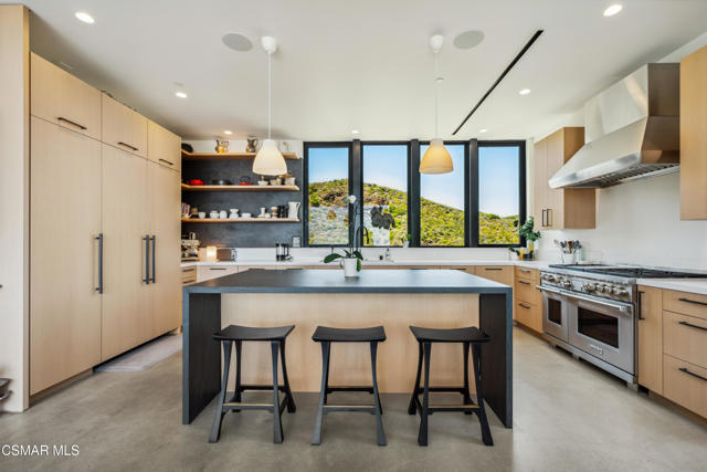 33433 Decker School Road, Malibu CA: https://media.crmls.org/mediaz/06001d2a-2e1c-4e72-a7e2-fc7048234147.jpg
