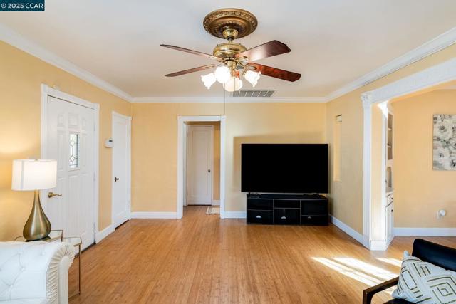 66 Murdock St, Richmond CA: https://media.crmls.org/mediaz/060027c7-76fb-42cf-be6b-3f124880e787.jpg