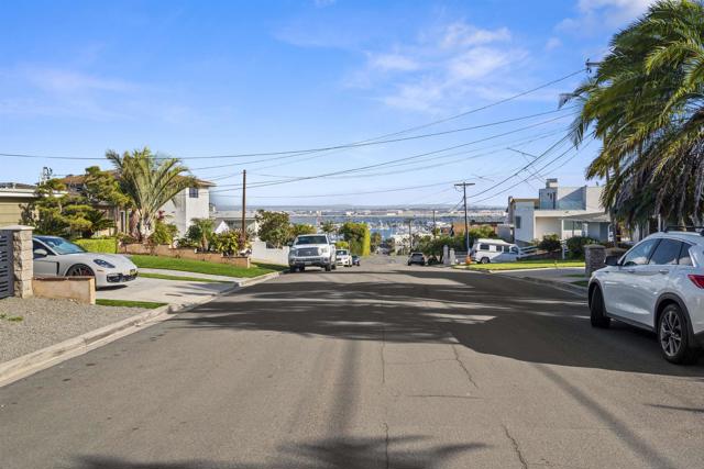 1307 Clove St, San Diego CA: https://media.crmls.org/mediaz/06008c4a-ba49-4729-94c3-d4e057defe90.jpg