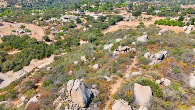 2 Chablis Rd, Ramona CA: https://media.crmls.org/mediaz/0600ae0a-b451-4790-a292-da115dff2f56.jpg