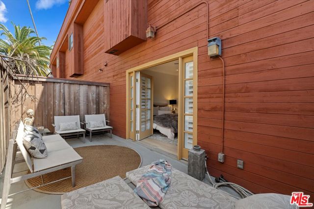 2108 Neilson Way, Santa Monica CA: https://media.crmls.org/mediaz/06015391-691c-4e17-b375-a379b17748b6.jpg