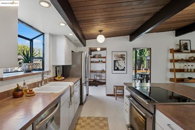 4020 Salem ST, Concord CA: https://media.crmls.org/mediaz/06019f51-3a83-463c-83db-e3cdffe82fa1.jpg